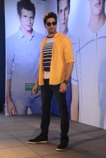 Sidharth Malhotra at Benetton show on 18th Jan 2017 (51)_58808e56a3aa1.JPG