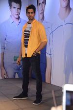 Sidharth Malhotra at Benetton show on 18th Jan 2017 (6)_58805e835081f.jpg