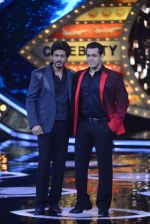 Salman Khan and Shah Rukh Khan promote Raees at Bigg Boss Weekend Ka Vaar on 20th Jan 2017(41)_5883673746d9f.JPG