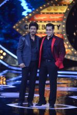 Salman Khan and Shah Rukh Khan promote Raees at Bigg Boss Weekend Ka Vaar on 20th Jan 2017(54)_5883678d58339.jpg