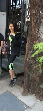 Jhanvi Kapoor snapped with her linked boy on 21st Jan 2017 (6)_5885a70b1dabb.jpg
