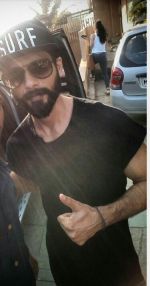 Shahid Kapoor snapped today in bandra on 22nd Jan 2017 (1)_5885b25ae8ef9.jpg