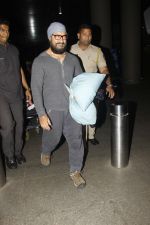 Aamir Khan snapped at airport on 23rd Jan 2017 (1)_5886f18d581b8.jpg