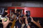 Shah Rukh Khan takes train to Delhi on 23rd Jan 2017 (6)_5886f58c3e5c0.jpg