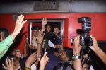 Shah Rukh Khan takes train to Delhi on 23rd Jan 2017 (7)_5886f58cf1f4b.jpg