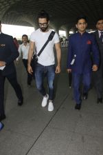 Shahid Kapoor snapped at airport on 24th Jan 2017 (2)_58884105387fa.jpg