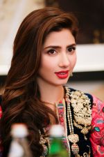 Mahira Khan in Dubai  (2)_588df4d756761.jpg