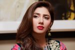 Mahira Khan in Dubai  (3)_588df4e519346.jpg