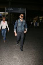 Emraan Hashmi snapped at airport on 30th Jan 2017 (28)_589030518fa70.jpg