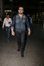 Emraan Hashmi snapped at airport on 30th Jan 2017 (31)_5890305503c7b.jpg