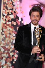 Shah Rukh Khan at the 4th National Yash Chopra Memorial Award on 25th Feb 2017 (130)_58b30e53cd1ac.JPG