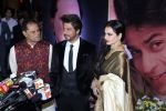 Shah Rukh Khan at the 4th National Yash Chopra Memorial Award on 25th Feb 2017 (133)_58b30e5b64072.JPG