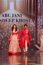 Alia Bhatt, Varun Dhawan walk the Ramp For Cancer Patients at Fevicol Caring with Style on 26th Feb 2017 (108)_58b3df3bb4dd3.JPG