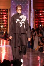 Amitabh Bachchan walk the Ramp For Cancer Patients at Fevicol Caring with Style on 26th Feb 2017 (123)_58b4357313ab5.JPG