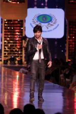 Himesh Reshammiya walk the Ramp For Cancer Patients at Fevicol Caring with Style on 26th Feb 2017 (17)_58b43553bfa38.JPG