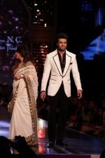 Manish Paul walk the Ramp For Cancer Patients at Fevicol Caring with Style on 26th Feb 2017 (65)_58b3dfcb90ec1.JPG