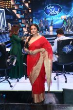 Vidya Balan on the Sets Of Indian Idol to Promote Film Begum Jaan on 22nd March 2017 (7)_58d370397786a.JPG