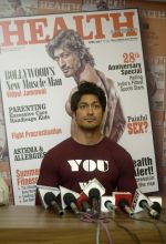 Vidyut Jammwal On Cover Page Of Health & Nutrition Magazine on 23rd March 2017 (8)_58d51dfa48418.jpg