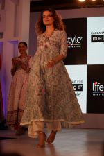 Kangana Ranaut Walk On Ramp For Lifestyle Discover The Latest Collection on 14th April 2017 (3)_58f3683638a89.JPG