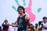 Tiger Shroff at Lokhandwala Street Festival (24)_58f37aff76655.JPG