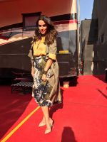 Neha Dhupia In marks and spencer on the sets of chhote Miyan dhakad ... styled by sohaya (3)_58faf689b747c.jpeg