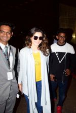 Urvashi Rautela Spotted At Airport on 21st April 2017 (8)_58faf7dbe9150.JPG