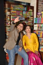 Raveena Tandon and Amish launch the book cover of Sita- Warrior of Mithila on 4th May 2017 (1)_590c2fd426e0e.jpg