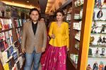 Raveena Tandon and Amish launch the book cover of Sita- Warrior of Mithila on 4th May 2017 (2)_590c2fdf320b4.jpg