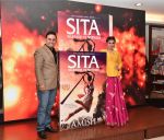 Raveena Tandon and Amish launch the book cover of Sita- Warrior of Mithila on 4th May 2017 (3)_590c2fe17c333.jpg