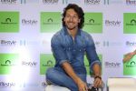 Tiger Shroff at the Launch Of Lifestyle New Store on 18th May 2017 (29)_591e89959e9dd.JPG