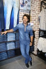 Tiger Shroff at the Launch Of Lifestyle New Store on 18th May 2017 (40)_591e89b128e26.JPG