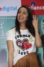 Shraddha Kapoor Promotes Half Girlfriend at Reliance Digital Store on 20th May 2017 (22)_592124dfb76aa.JPG