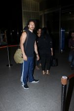 Tiger shroff spotted at international airport on 20th May 2017 (1)_59212508c2d80.JPG