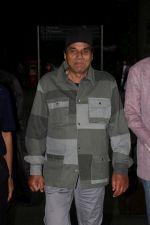 Dharmendra Spotted At International Airport on 4th June 2017 (2)_5934cdd287992.JPG