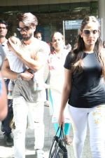 Shahid Kapoor, Mira Rajput Spotted At Airport on 7th June 2017 (4)_5938f24c7cbc4.JPG