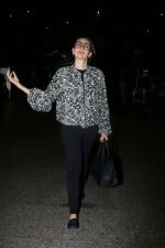 Karisma Kapoor at the airport on 10th June 2017 (12)_593bc002285aa.jpeg