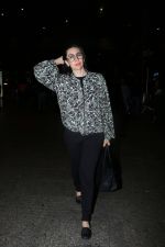 Karisma Kapoor at the airport on 10th June 2017 (13)_593bc0029b930.jpeg