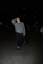 Karisma Kapoor at the airport on 10th June 2017 (15)_593bc00383fac.jpeg