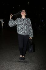 Karisma Kapoor at the airport on 10th June 2017 (16)_593bc0044c377.jpeg