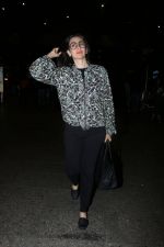 Karisma Kapoor at the airport on 10th June 2017 (17)_593bc004b7afa.jpeg