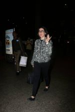 Karisma Kapoor at the airport on 10th June 2017 (20)_593bc0061cd56.jpeg