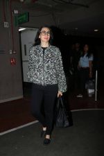 Karisma Kapoor at the airport on 10th June 2017 (3)_593bbffea920d.jpeg