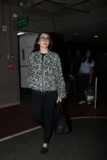 Karisma Kapoor at the airport on 10th June 2017 (4)_593bbfff1d499.jpeg