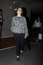 Karisma Kapoor at the airport on 10th June 2017 (6)_593bbffff219d.jpeg