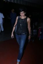 Mandira Bedi at the airport on 10th June 2017 (11)_593bc07f0a6c4.jpeg