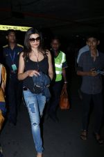 Sushmita Sen at the airport on 10th June 2017 (2)_593bc296d33c7.jpeg