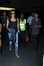 Sushmita Sen at the airport on 10th June 2017 (6)_593bc2989cb17.jpeg