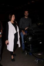 Esha Deol with her husband Bharat Takhtani at the airport during early hours of 15th June 2017 (17)_59420763276f4.JPG