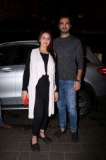 Esha Deol with her husband Bharat Takhtani at the airport during early hours of 15th June 2017 (6)_5942077142395.JPG