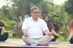Subhash Ghai doing yoga practice along with his daughter and grandchildren at Whistling Woods International on 15th June 2017 (10)_5942a120c83f7.JPG